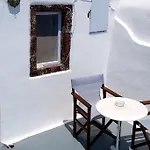 Rock Cave House * Oia