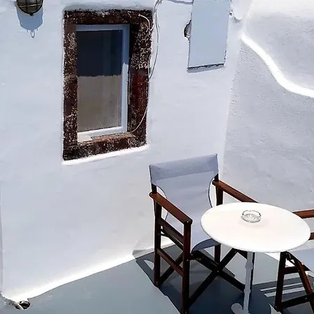 Rock Cave House * Oia