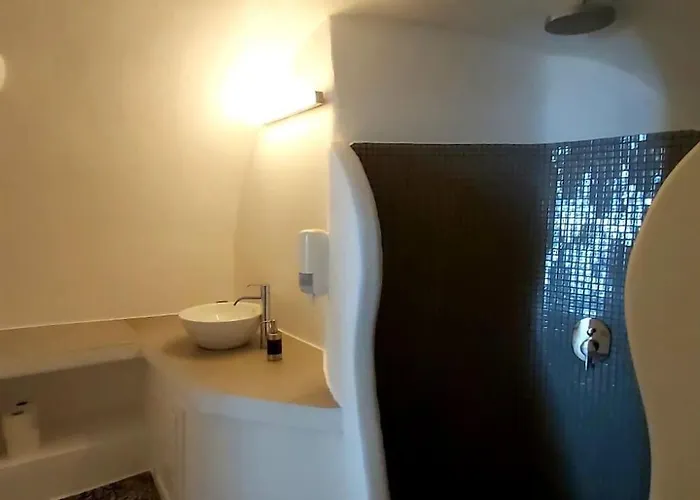 別荘 Rock Cave House イア